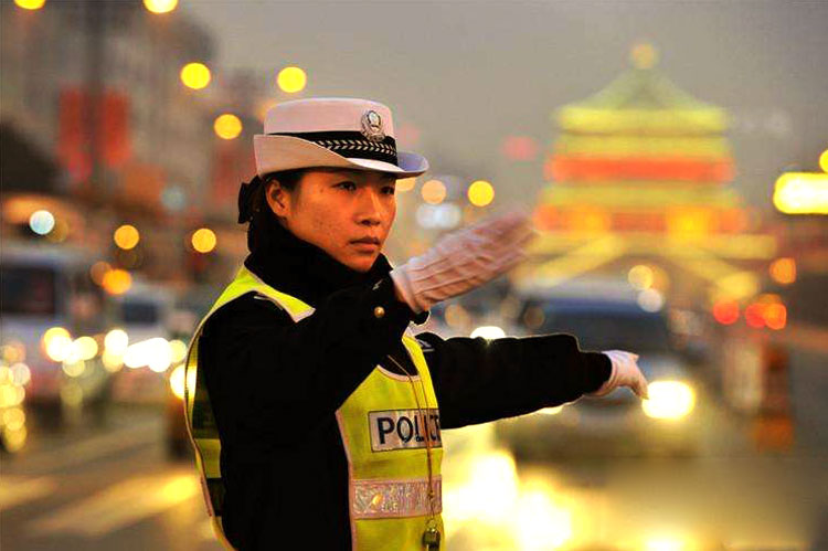 夜間指揮的美女交警執勤服